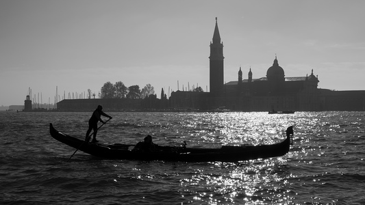 Gondola plující poblíž San Marco